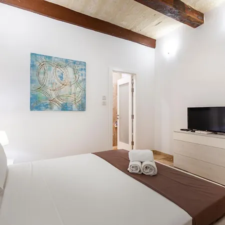Designer With Comfy Sofa In By 360 Estates Lejlighed *